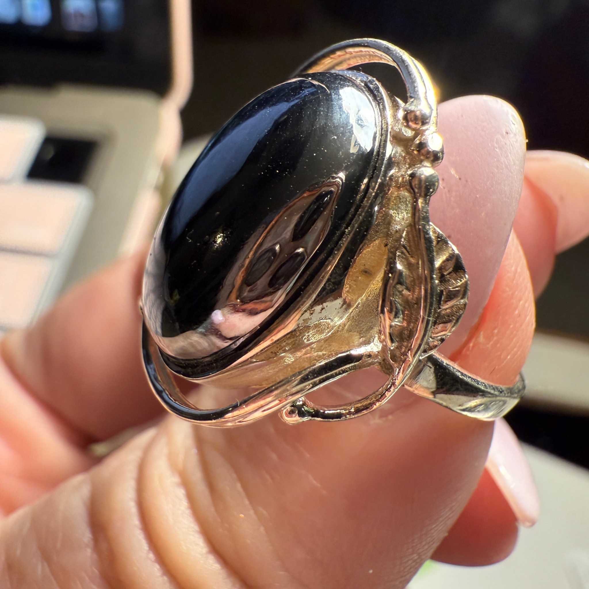 Oval Terahertz Leaf-Embrace Ring
