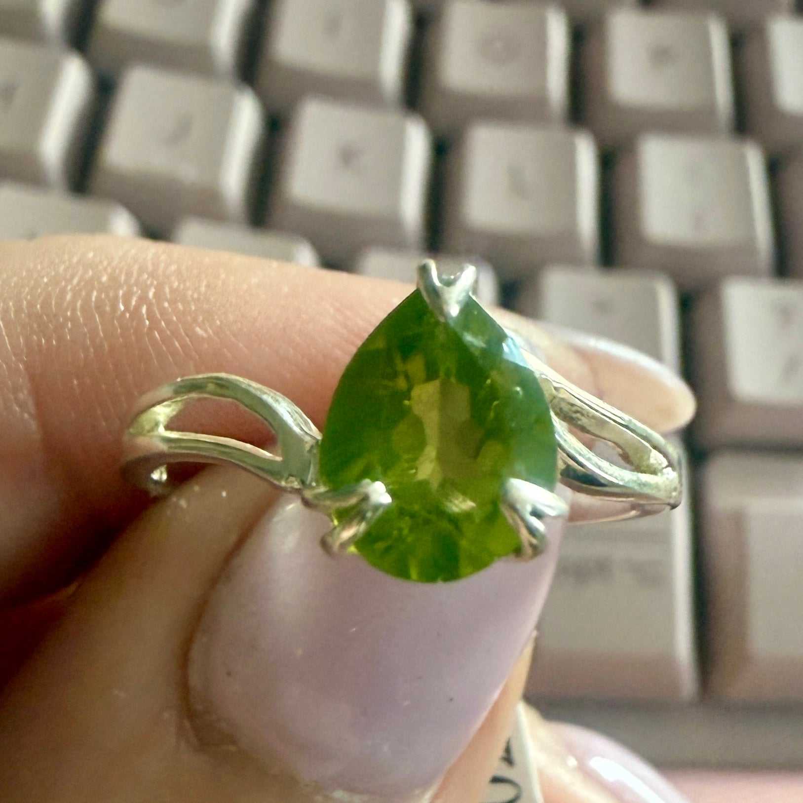 Peridot Teardrop Split-Band Ring – Sterling Silver – Sizes 6, 8 & 9