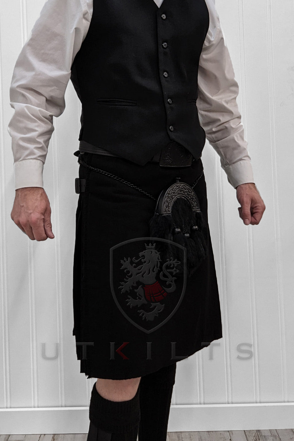 Traditional Kilt – Premium 6–8 Yard Wool, Solid Black